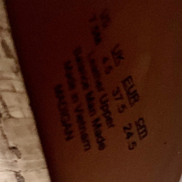 NWT- NATURALIZER MADIGAS SLIDES - Picture 7 of 7